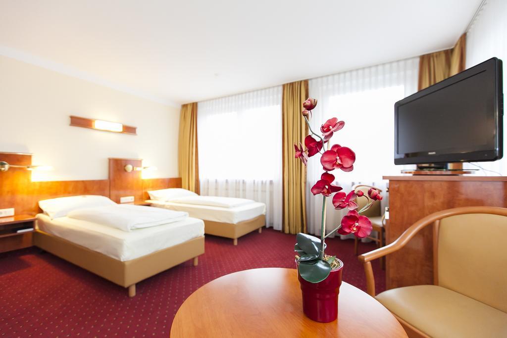 Hotel Am Berliner Platz Ланґенфельд Номер фото