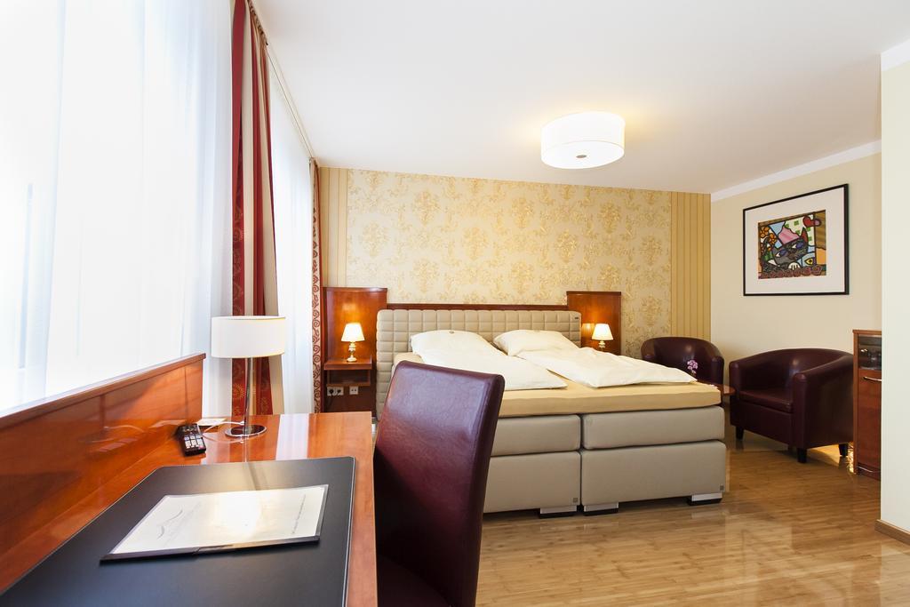 Hotel Am Berliner Platz Ланґенфельд Номер фото