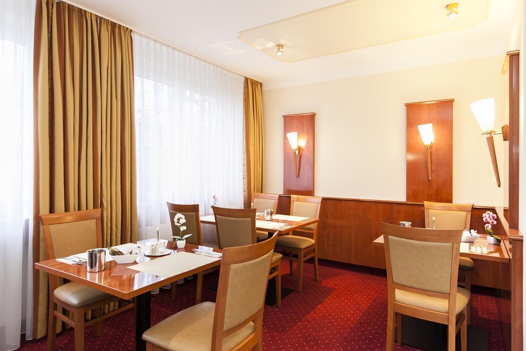 Hotel Am Berliner Platz Ланґенфельд Екстер'єр фото