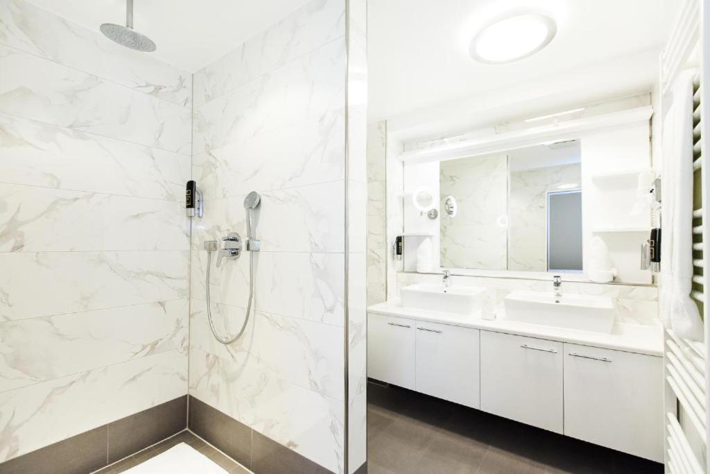 Hotel Am Berliner Platz Ланґенфельд Екстер'єр фото