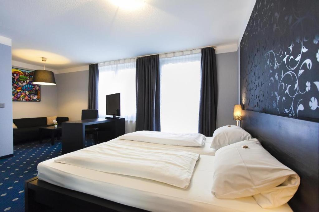 Hotel Am Berliner Platz Ланґенфельд Екстер'єр фото