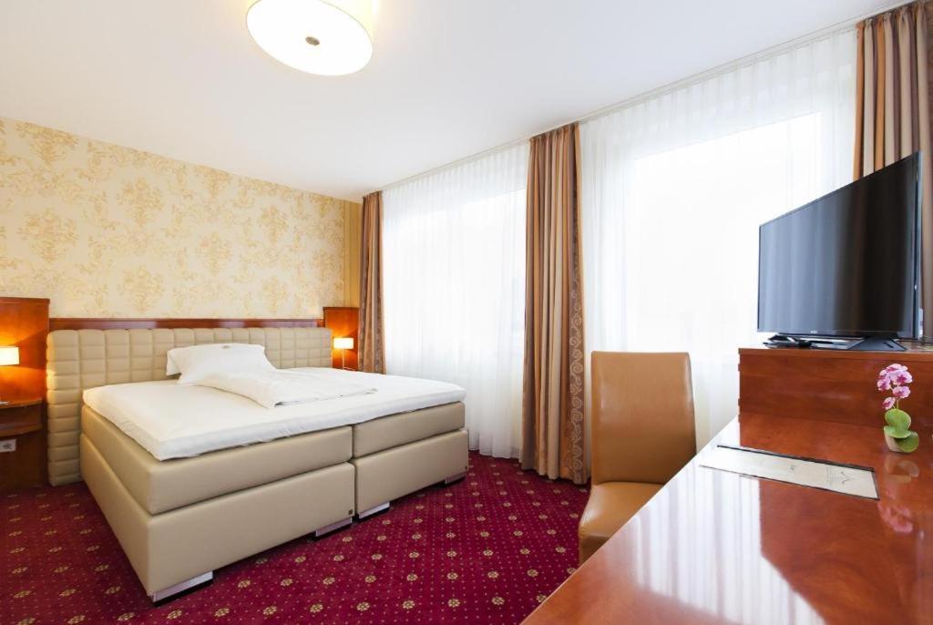 Hotel Am Berliner Platz Ланґенфельд Екстер'єр фото