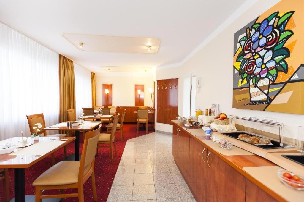 Hotel Am Berliner Platz Ланґенфельд Екстер'єр фото