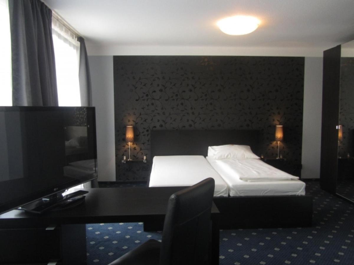 Hotel Am Berliner Platz Ланґенфельд Номер фото